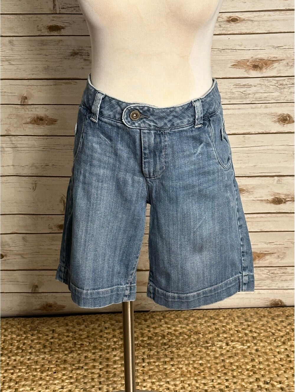 American Eagle light medium wash denim bermuda cuffed shorts Size 14 Reg Y2K